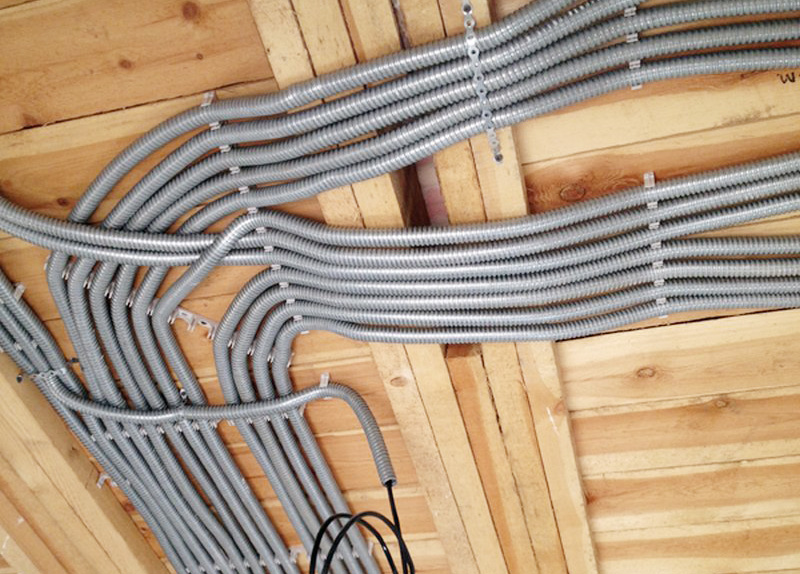 Проводка в деревянном доме: монтаж электрики, открытая или скрытая | дизайн интерьера