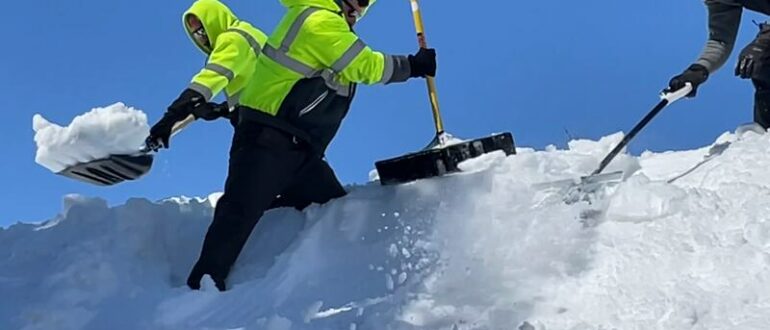 очистка крыш от снега альпинистами