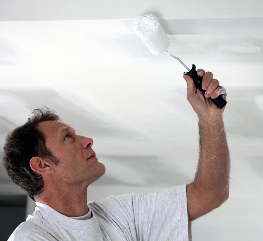 Как правильно покрасить потолок водоэмульсионной краской по побелке