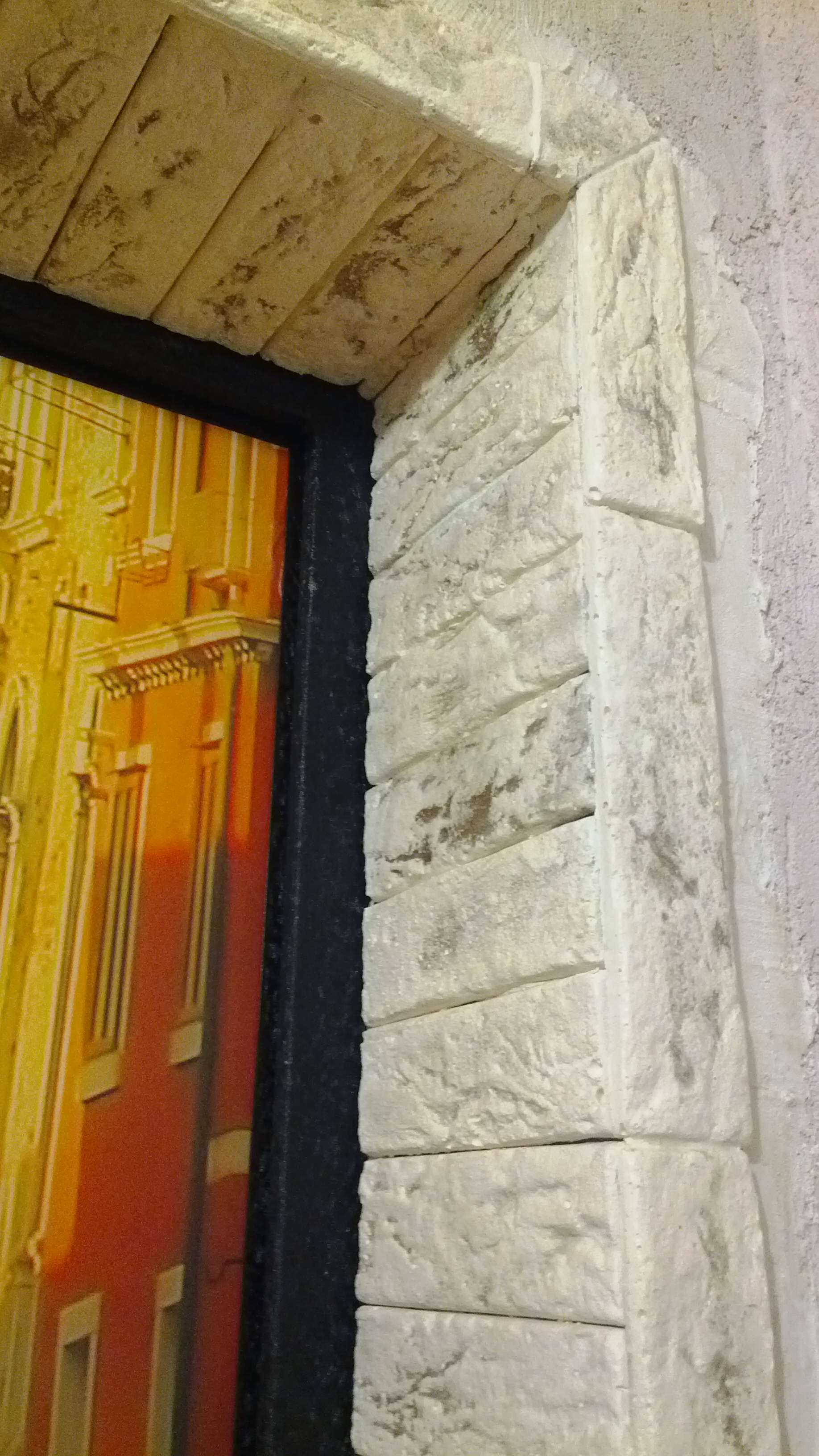 отделка входной двери изнутри камнем фото