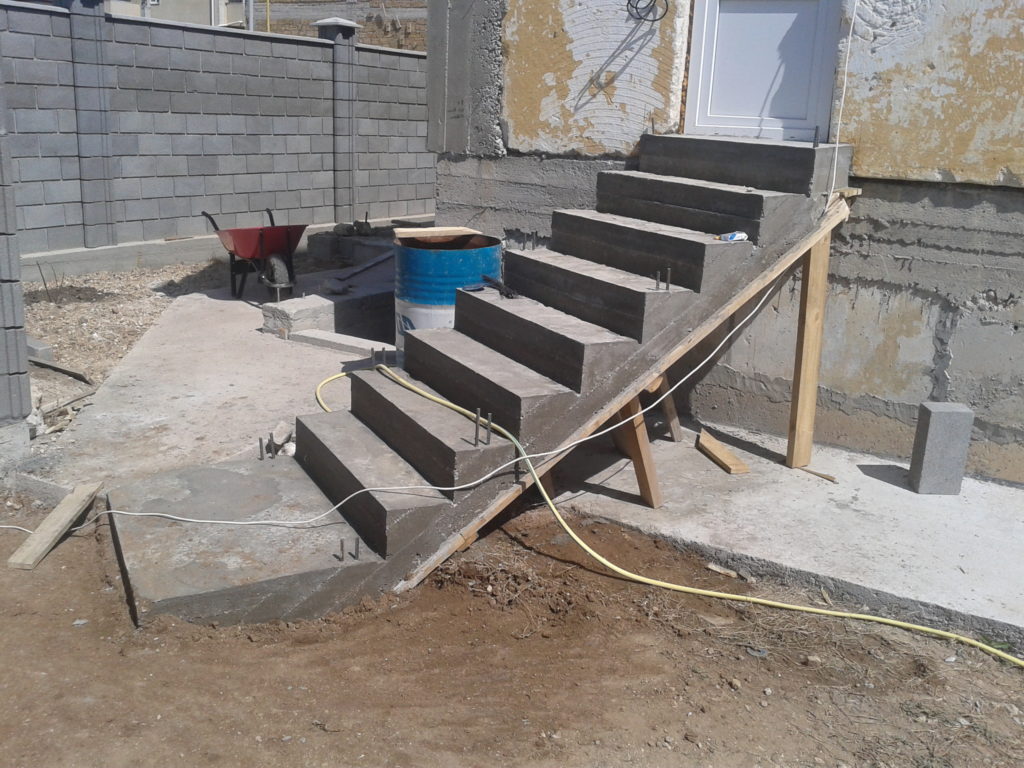 Крыльцо для частного дома: большой обзор вариантов крыльца из разных материалов