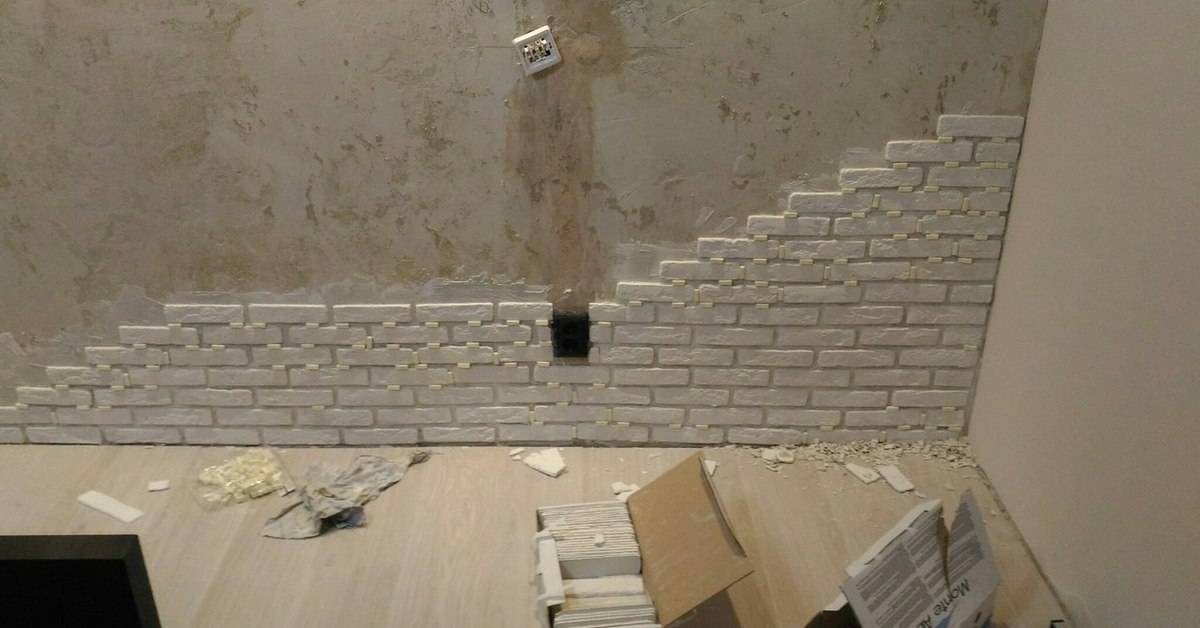 На что клеить и как укладывать гипсовую плитку под кирпич или камень: декоративное оформление стены и варианты монтажа с обоями