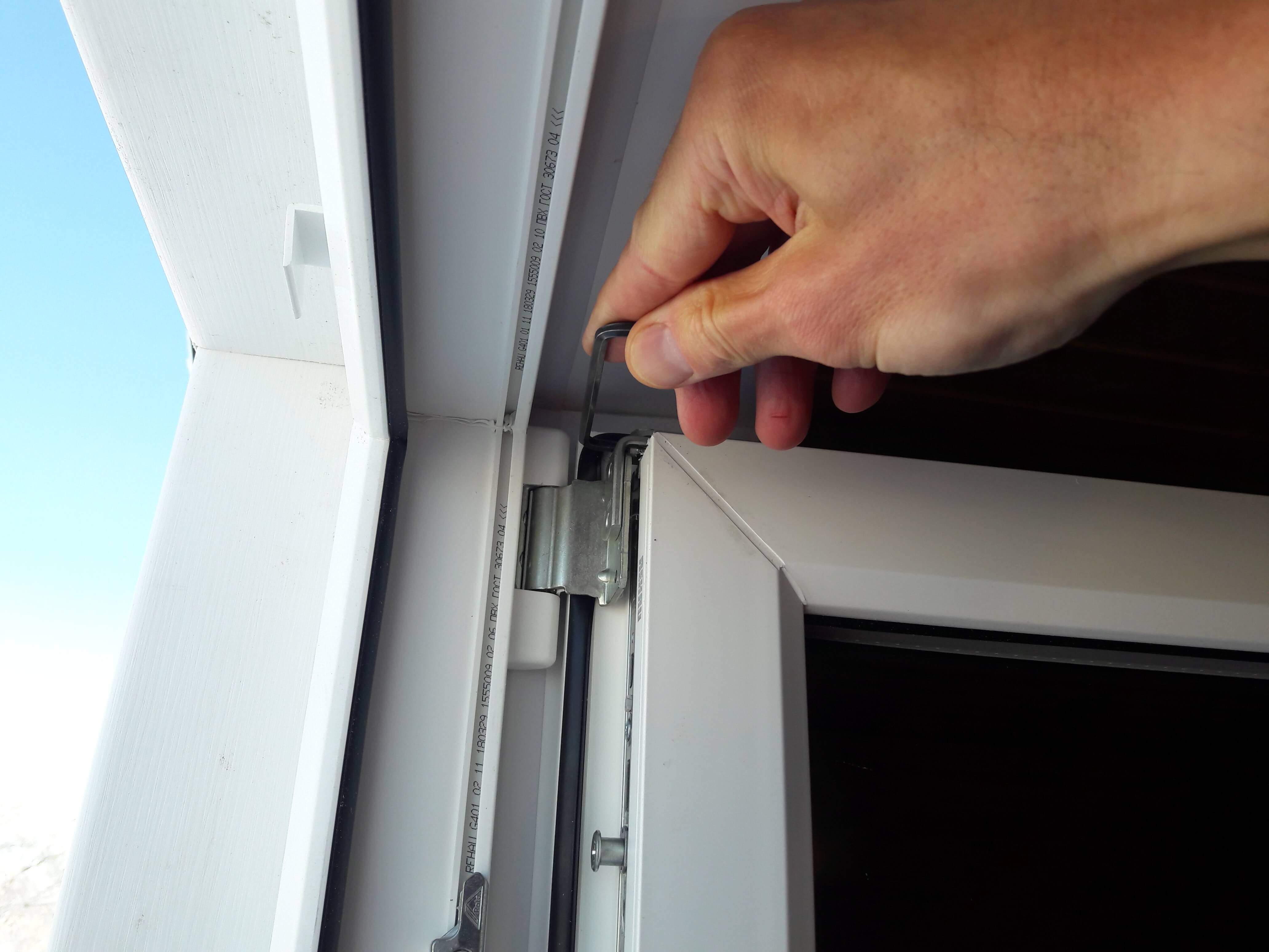 Пластиковые окна ремонт и регулировка спб. Прижим верхней петли пластикового окна саламандер.