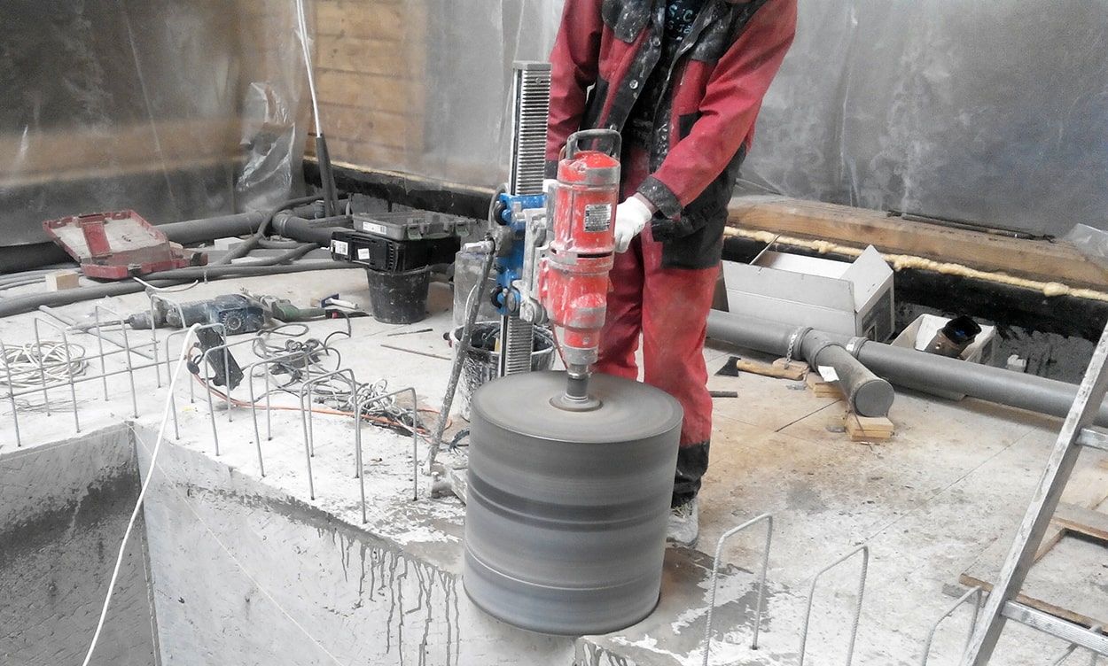 Прибегать к сверлению отверстий в бетоне приходится не только профессиональным мастерам по ремонту Мы верим, что пользуясь этими простыми рекомендациями