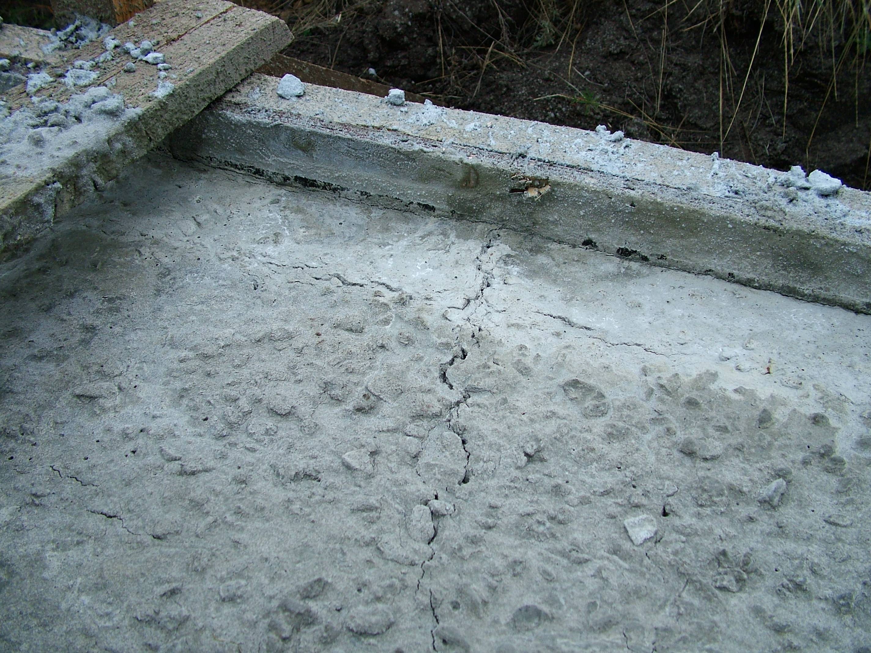 Фундамент залило водой. Усадочные трещины в бетоне. Трещины в железобетонных плитах. Микротрещины на плите перекрытия. Трещины на плите фундамента после заливки.