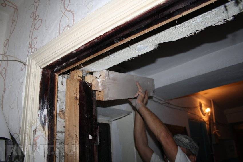 Установка полотна двери в старую коробку своими руками