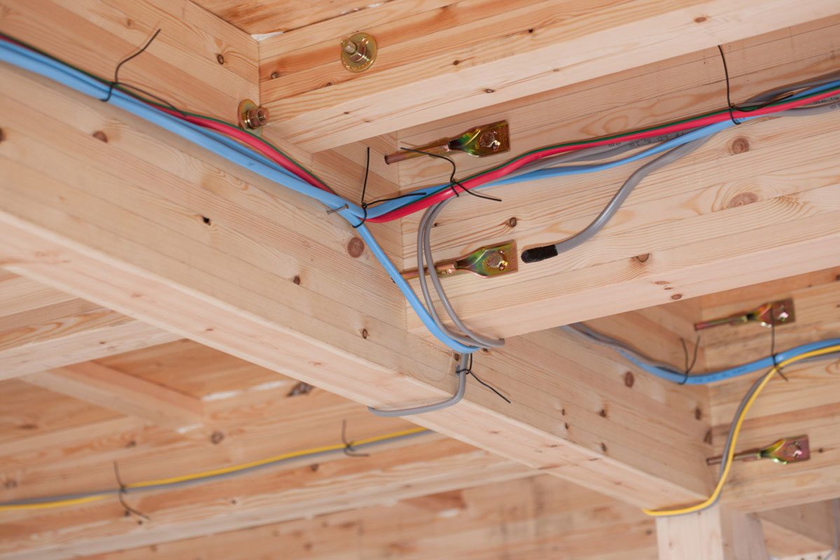 Проводка в деревянном доме: открытая и скрытая проводка своими руками
