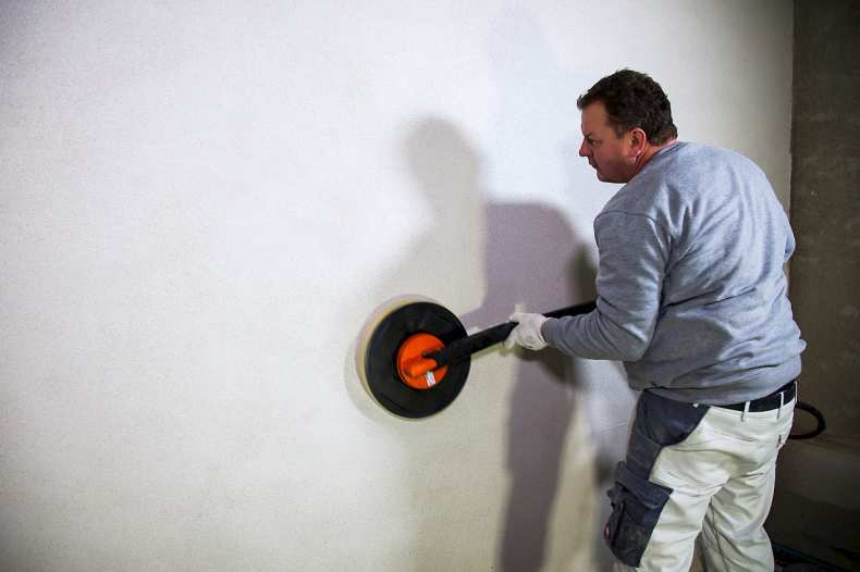 Как правильно шкурить потолок или стену после шпаклевки
