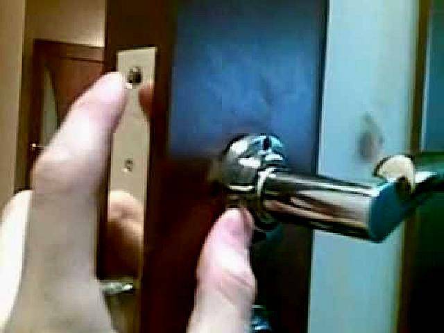 Как разобрать дверную ручку
