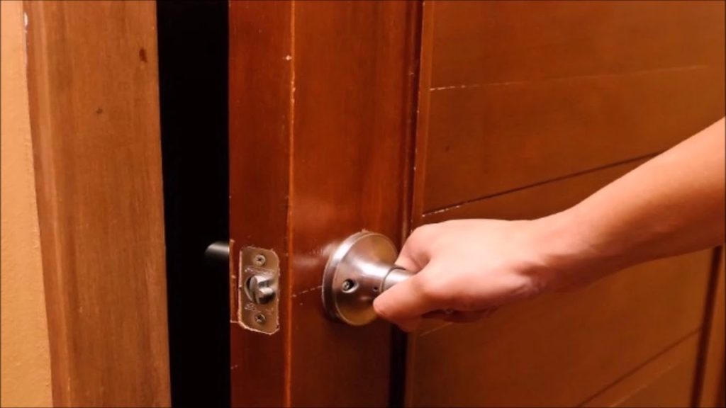Скрипит дверь в комнате, что делать: проверенные средства и методы