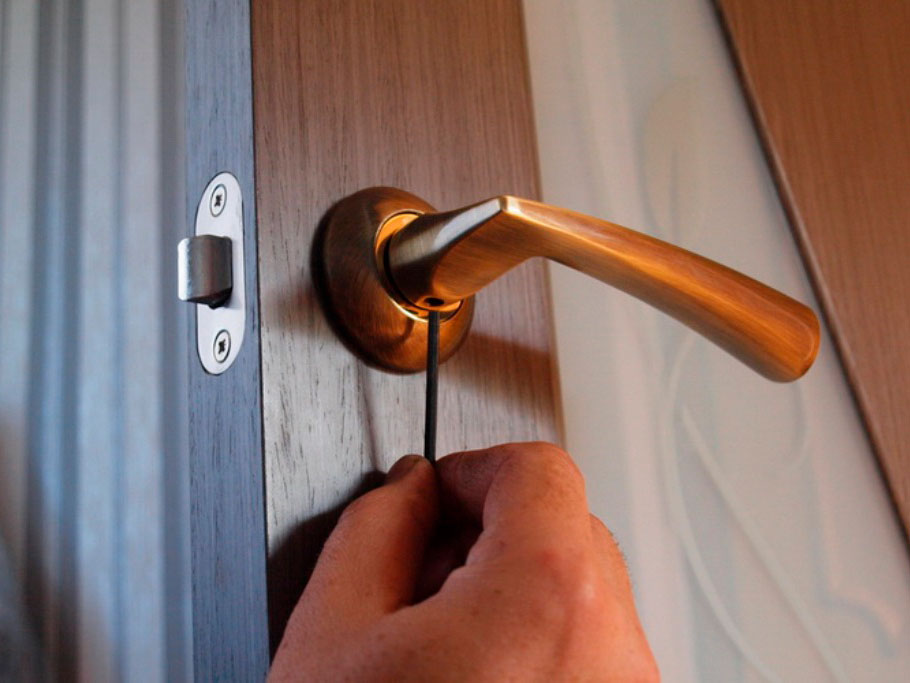 Дверная ручка с замком для межкомнатных дверей - как починить устройство с защелкой, фиксатор для ручек, ремонт