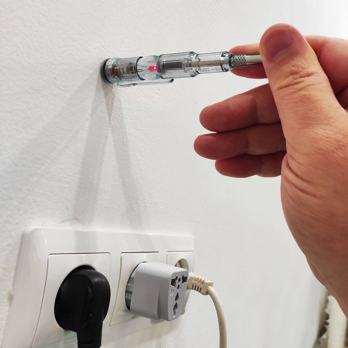 Как найти проводку в стене: поиск специальным прибором и без него