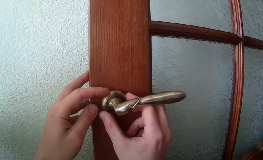Как разобрать межкомнатную дверную ручку с замком