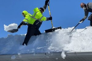 очистка крыш от снега альпинистами